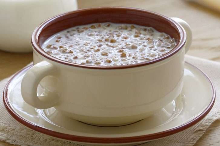 Buckwheat กับ kefir - เมนูของหนึ่งในตัวเลือกสำหรับอาหารที่มีประสิทธิภาพสำหรับการลดน้ำหนัก