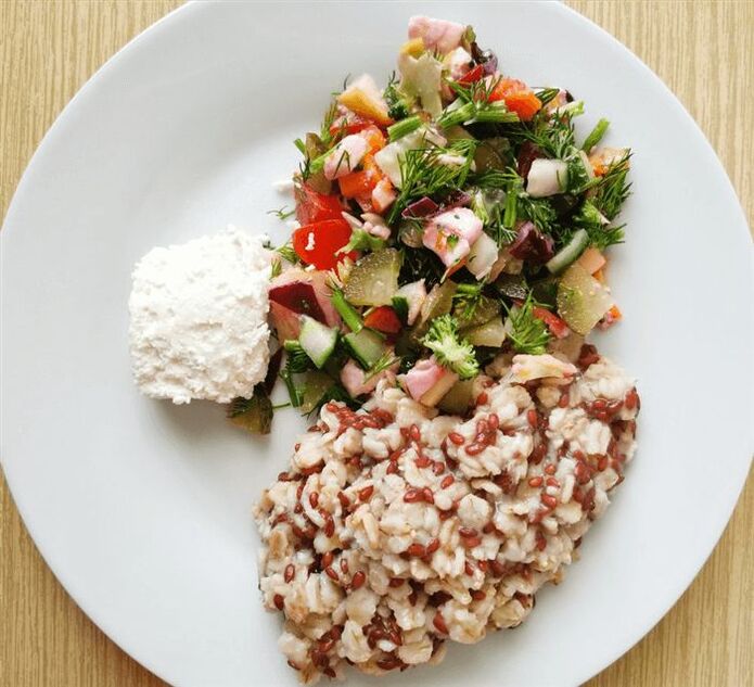 ข้าวโอ๊ตกับชีสและผัก