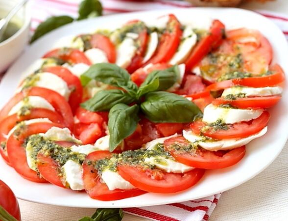 Caprese เป็นอาหารเรียกน้ำย่อยที่ยอดเยี่ยมสำหรับผู้ที่รับประทานอาหารเมดิเตอร์เรเนียน