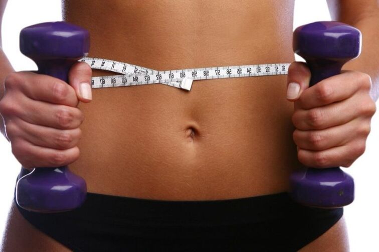 Fitness Dumbbells อยู่ในมือของ Fit Girl